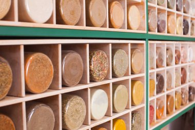 Sıkı sırada cam kavanozlara oryantal baharatlar