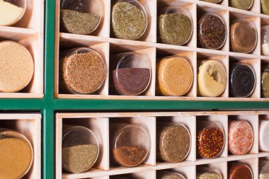 Kutuları ile toz bitkilerle dolu cam kavanoz