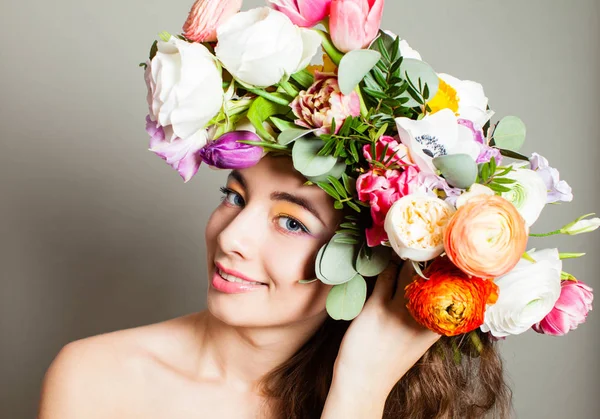 Lente bloemen, bloeiende natuur kapsel en make-up — Stockfoto
