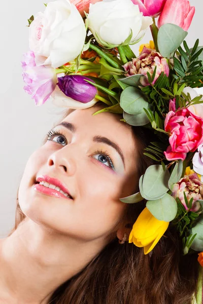 Frühling Frau mit Blumen Frisur und Regenbogen Make-up — Stockfoto