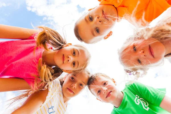 Kinder stehen angelehnt und schauen in die Kamera — Stockfoto