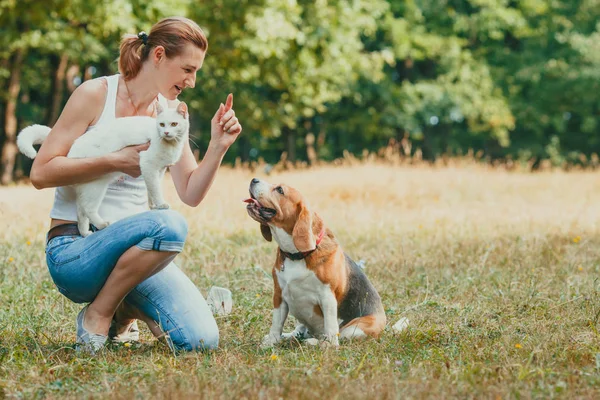 Retrato de mujer con sus mascotas al aire libre — Foto de Stock