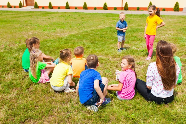 Adorable niña y niño aprendiendo a actuar en el campamento de verano — Foto de Stock