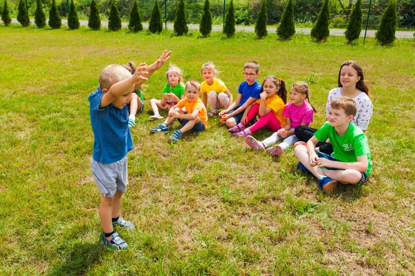 Tatlı çocuk çocuklar grup önünde duran — Stok fotoğraf