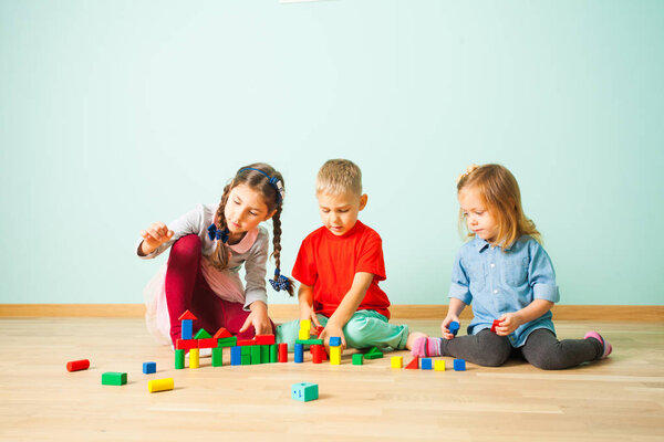 Дети играют с красочными блоками в детском саду
