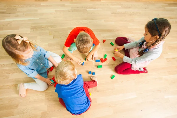 Ahşap tuğla bina anaokulu çocukları