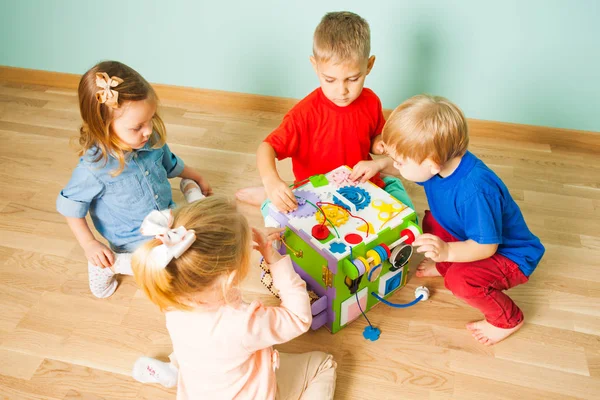 Przedszkole dla dzieci, gry z wychowania zabawka na drewnianą podłogę — Zdjęcie stockowe