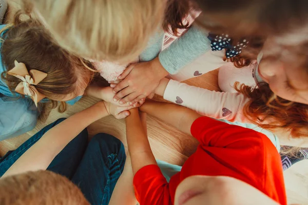 Grupp Barn Sätta Händerna Ihop Inomhus Friedly Koncept — Stockfoto