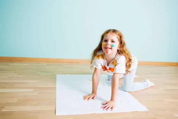 床の上の紙の上の手を作る女の子のプリントします。 — ストック写真