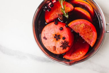 Mulled şarap sıcak içecek alüminyum güveç