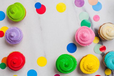 Renkli kek düz canlı daireler yatıyordu