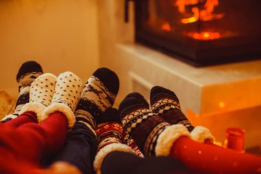 Büyük aile şömine ısınıyor