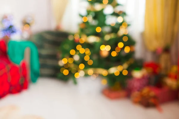 Borrosas luces desenfocadas fondo de la habitación decorada de Navidad —  Fotos de Stock