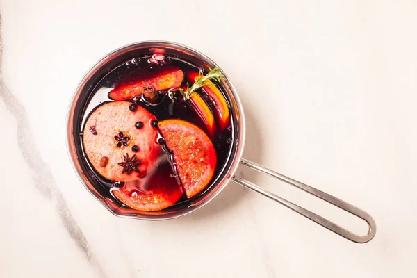 Glühwein - warme drank met citrus en specerijen — Stockfoto