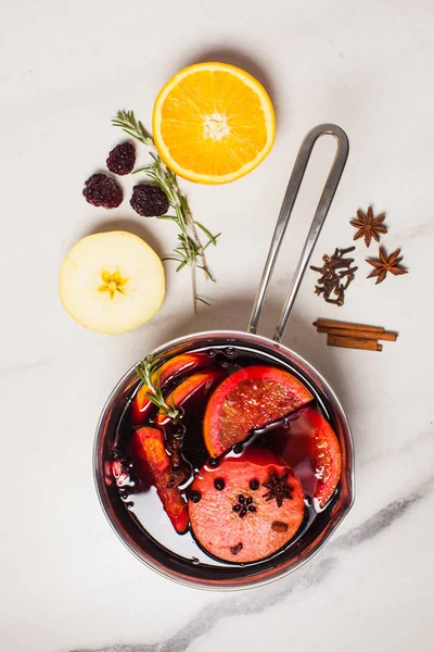 Svařené víno horký nápoj s citrusy, jablka a koření — Stock fotografie