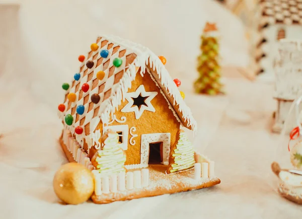 Lebkuchenhaus im Weihnachtsdorf auf dem Jahrmarkt — Stockfoto