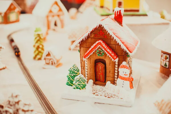 Casa di pan di zenzero nel villaggio di Natale sulla fiera — Foto Stock