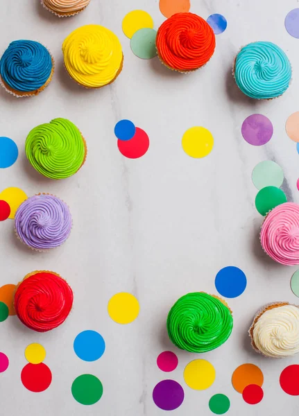 Colourfull cupcakes flat lay with vivid circles — Stock Photo, Image