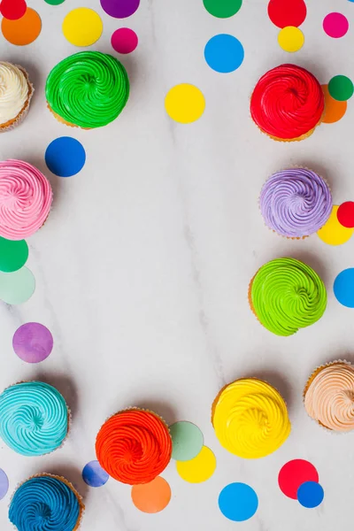 Colourfull cupcakes flat lay with vivid circles — Stock Photo, Image