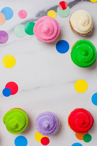 Colorato cupcakes piatto laici con cerchi vivaci — Foto Stock