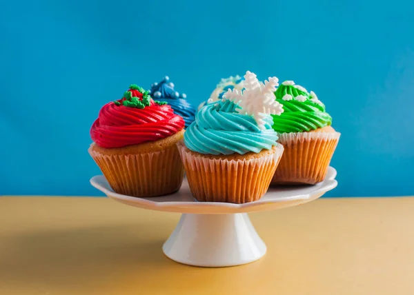 Kerst clolouurfull cupcakes, versierd met zoete suiker — Stockfoto