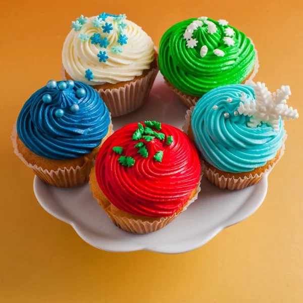 Weihnachten bunte Cupcakes, verziert mit süßem Zucker — Stockfoto
