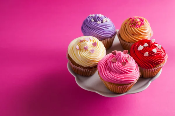 Día de San Valentín cupcakes de vacaciones en el puesto de pasteles —  Fotos de Stock