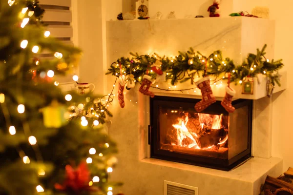 Χριστουγεννιάτικο δέντρο και το σπίτι décor διακοπών στο τζάκι — Φωτογραφία Αρχείου