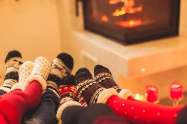 Büyük aile şömine ısınıyor