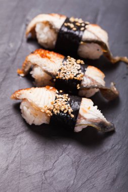 Unagi nigiri suşi siyah arduvaz ayarla