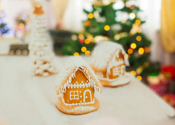 Casa de pan de jengibre en el pueblo de Navidad en la feria — Foto de Stock
