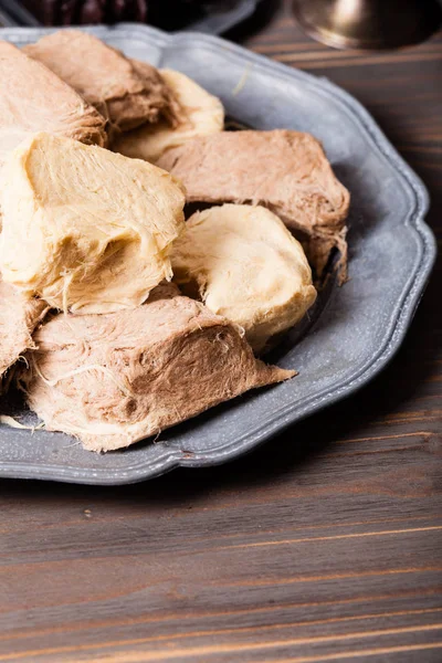 Délice turc halva sur l'assiette de près — Photo