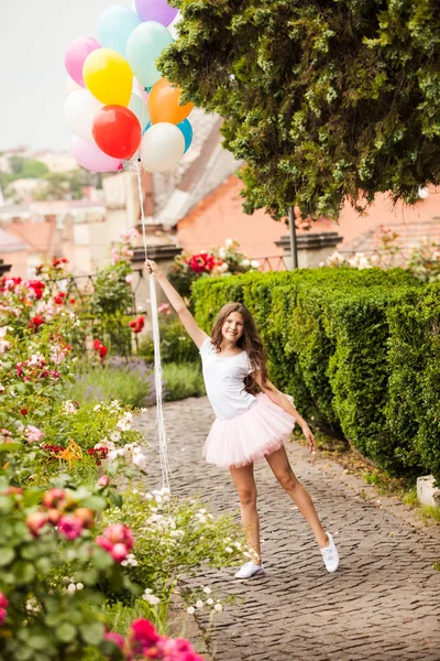 Menina com balões de látex coloridos no parque — Fotografia de Stock
