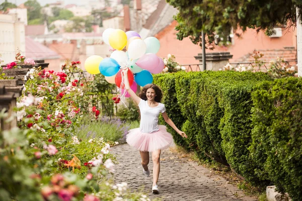 Renkli lateks balonlar parkta kızla — Stok fotoğraf