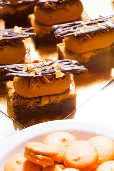 Vetrina con dessert moderni - torte e dolci — Foto Stock