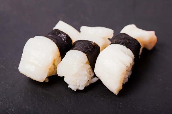 Nigiri sushi ingesteld op zwarte leisteen hotate — Stockfoto