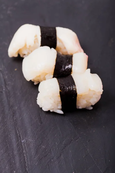 Hotate nigiri sushi na Łupek czarny — Zdjęcie stockowe