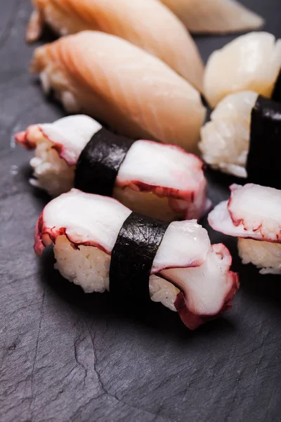 Zbliżenie: nigiri sushi na czarny — Zdjęcie stockowe
