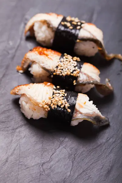 Unagi nigiri sushi en la pizarra negra — Foto de Stock