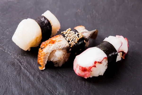 Sushi Nigiri ustawiony na czarny deska łupek — Zdjęcie stockowe