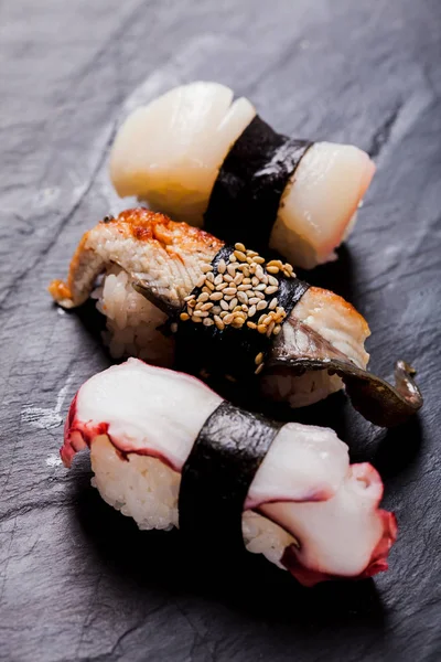 Sushi Nigiri ustawiony na czarny deska łupek — Zdjęcie stockowe