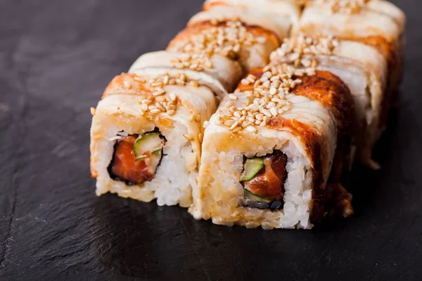 Unagi sushi roll na czarny deska łupek — Zdjęcie stockowe