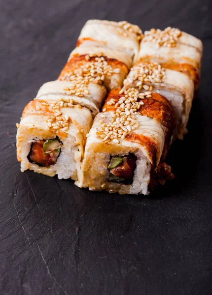Unagi sushi roll na czarny deska łupek — Zdjęcie stockowe