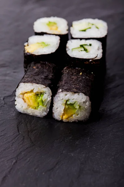 Avocado sushi roll op zwarte leisteen bord — Stockfoto