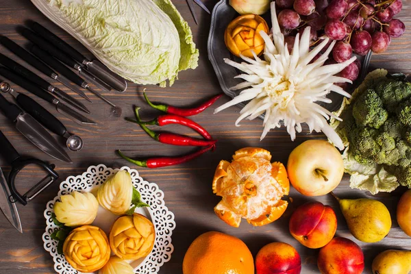 Intaglio di frutta cinese, posare puntelli piatti sul tavolo — Foto Stock