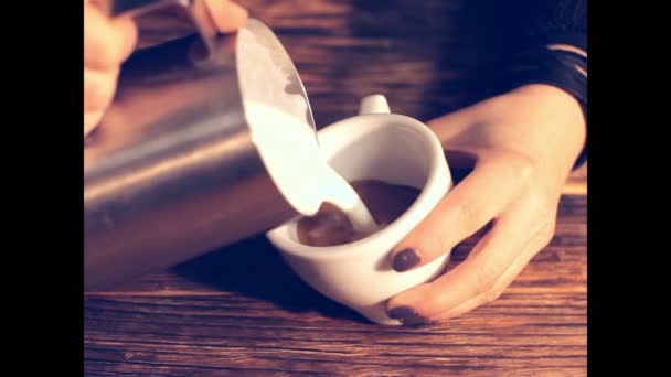 Barista haciendo una taza de café caliente, arte libre de café con leche puring, 4K — Vídeos de Stock