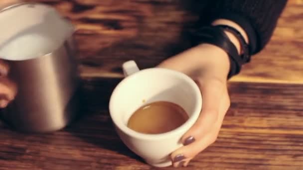 Barista haciendo una taza de café caliente, arte libre de café con leche puring — Vídeos de Stock