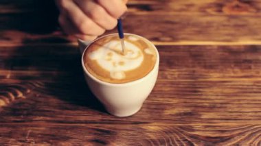 Barista bir latte sanat yapma - sevimli ayı