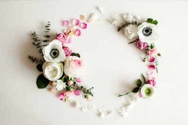 Çiçek düğün çerçevesi beyaz üst görünümü