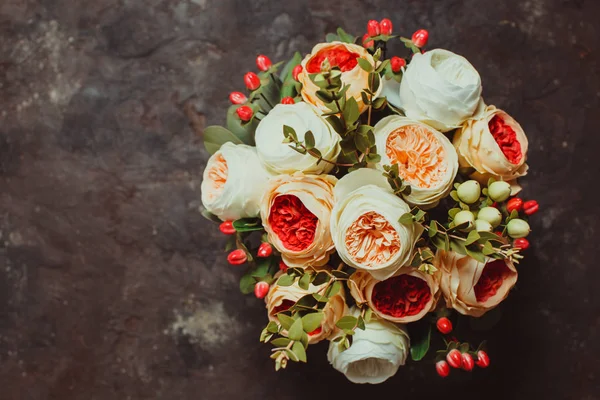 Pohled na svatební kytici na pozadí břidlice — Stock fotografie